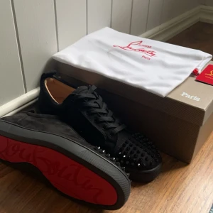 Christian Louboutin Skor med spikar - |9/10 skick|skickas samma dag (Kan Mäta mått om de begärs)