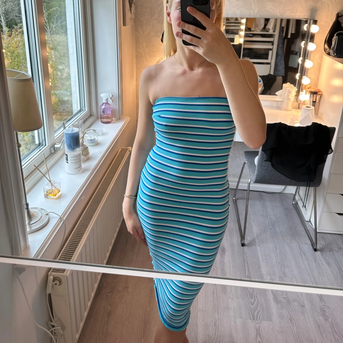 Randig blå axelbandslös långklänning