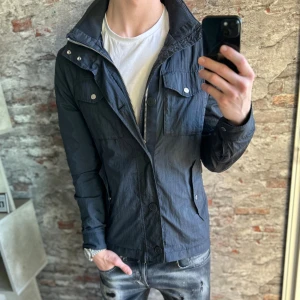 J.lindeberg Field Jacket - Bra skick, smutsig på sina ställen men annars bra. Storlek M passar dig som är mellan 175-185cm ungefär. Nypris ca 4000kr. Modellen är 185 cm, 79 kg. Passar bra nu till regn och vid. Skriv för mer information!🤝