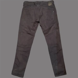 Replay Anbass  - Säljer nu dessa tvärsköna Jeansen från märket Replay, modellen på jeansen heter anbass och sitter perfekt på bena! Storleken är W34 | L32