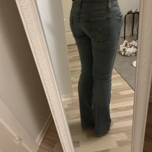 Levis lågmidjade bootcut jeans - Säljer pga för små och kommer ej till användning, säljer även för jag försöker få pengar storlek 32-34 elr xs S. Den har lite fläckar på en av bakfickorna men de har inget men själva jeansens andvändning 