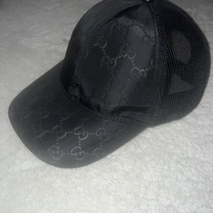 Gucci nylon keps - En keps från gucci köpte den men använder inte mössa eller keps mer så har ej använt den mer än 2 gånger så säljer, den är storlek M 