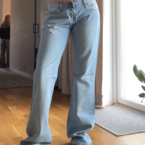 Ljusblå bootcut jeans med låg midja - Supersnygga ljusblå lågmidjade jeans med bootcut ben. Helt nya med prislapp kvar! Från: Dallas  Färg: ljusblå Storlek: W31 midjemått runt om: 79cm (CA 38cm rakt över) L34 innerbenslängd: 86cm  Jag är 167cm