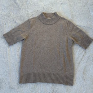 Beige stickad tröja från märket VILA i S - Jättefin och verkligen super skön stickad kortärmad tröja i en beige färg ifrån märket Vila i storlek S, i bra skick bara lite nopprig (se bild) men inget man tänker på alls och tröjan är i väldigt bra material👍🏻Den är perfekt nu till hösten då den är varm och passar till allt. Den har dessutom en jättebra passform och är perfekt till vardagen🤍Skriv om funderingar, lämna gärna omdöme om köpt och priset kan diskuteras😊