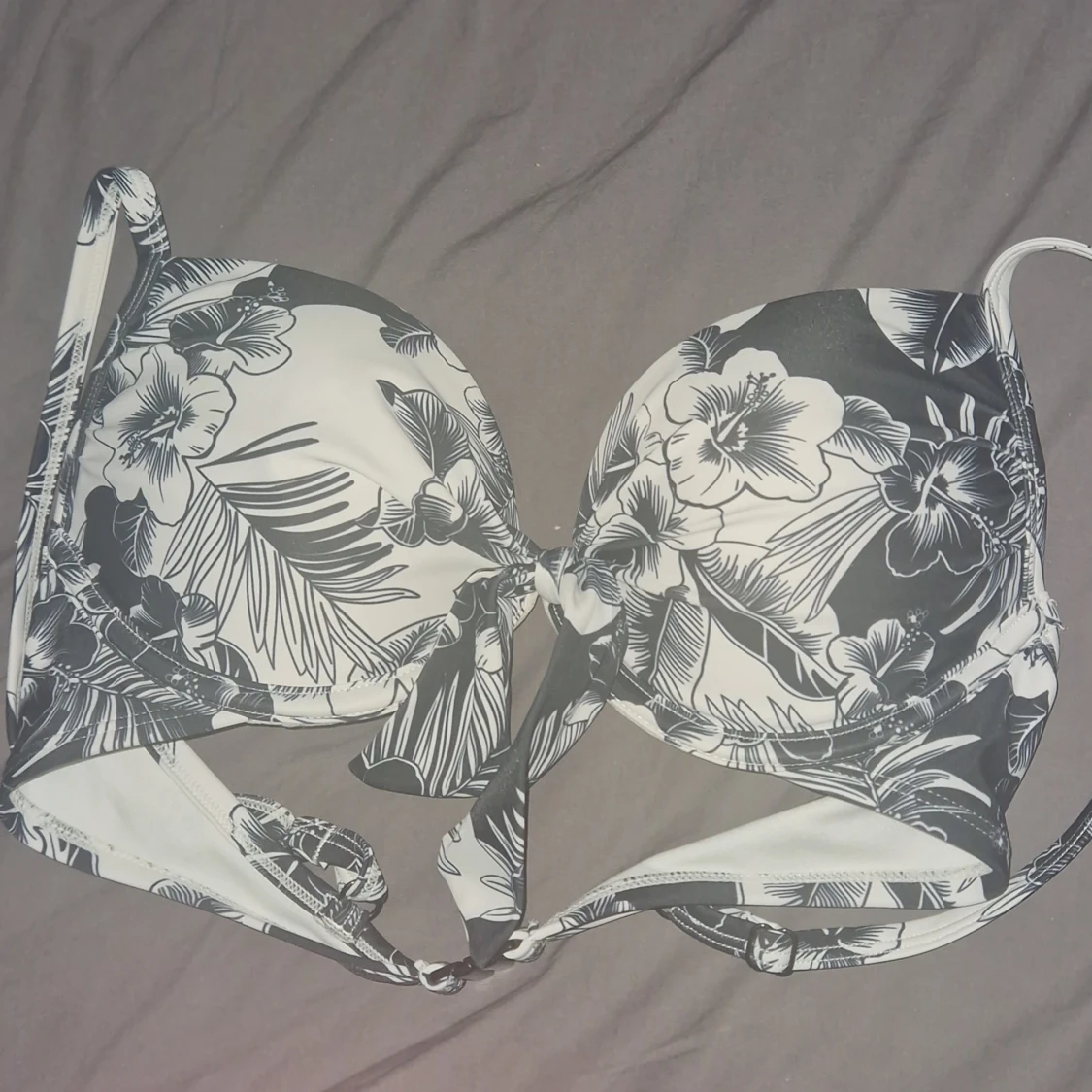 En svart/vit blommig bikini! - 2