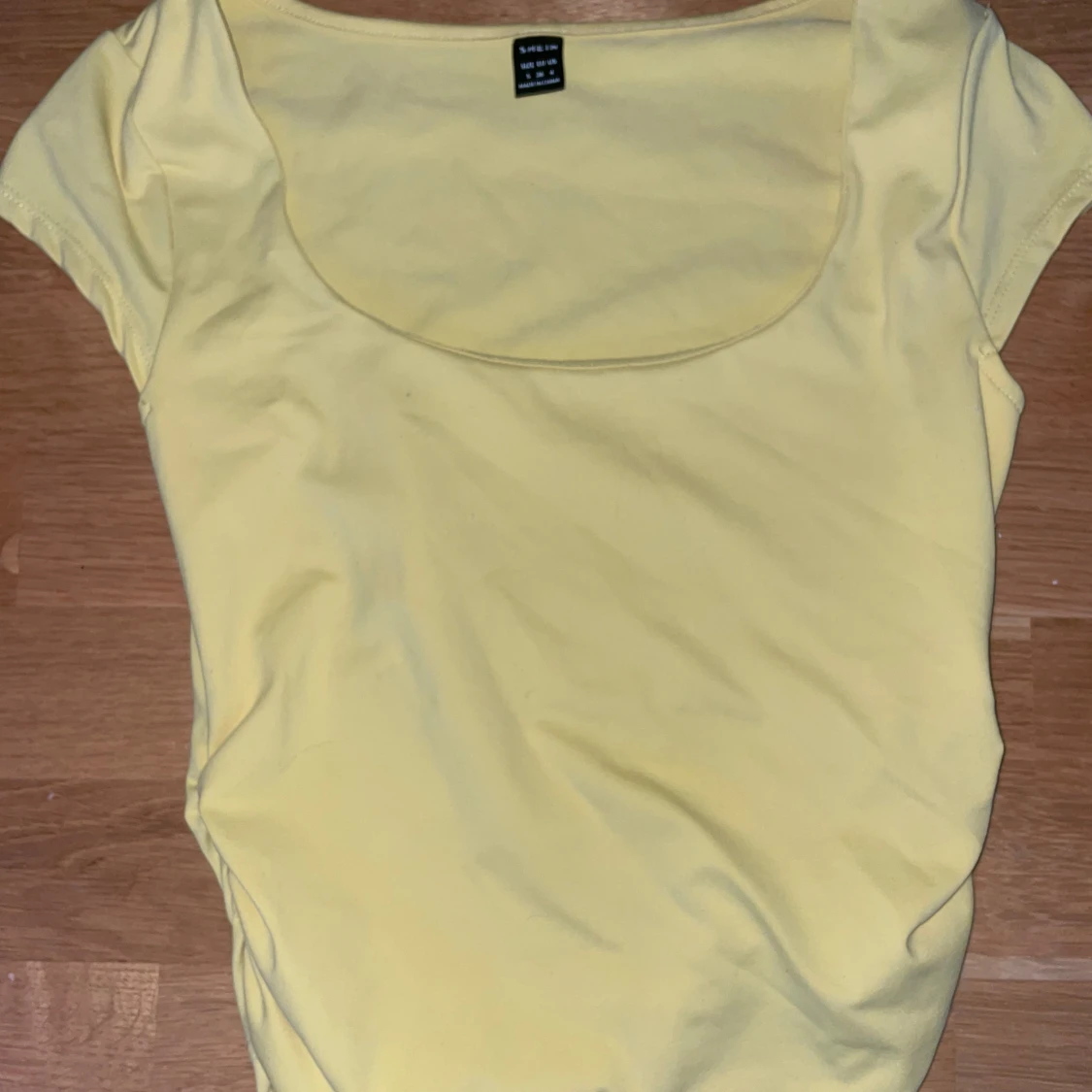 Gul topp med rund hals från SHEIN - 2