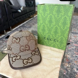 GG Keps - 🧢 GG Keps – Ny & Fräsch 🧢 🔥 Helt ny GG keps i klassisk beige/brun design med GG-mönster. ✨ Passar perfekt till alla outfits – vardag som fest. 📦 Leveranstid: 1–3 dagar, 📍 Endast kepsen ingår, 💎 Ge din stil en lyxig touch!