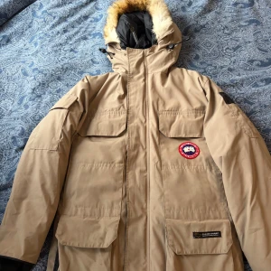 Vintage Canada Goose expedition  - Jättevarm vintage Canada Goose expedition. Är en stor S i storleken pga modellen. Lite defekter men cool jacka. Pris kan diskuteras 