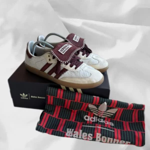 Adidas Samba Wales Bonner - Extremt feta Wales Bonner i storlek 43 1/3 med allt OG – enkla att matcha och sköna att bära. Ett stilrent val, noggrant utvalt med omsorg av AM Clothing.  📩 Frågor? Hör gärna av dig! 📲 Följ oss här på Plick för fler uppdateringar. ♻️ Tack för att du handlar mer hållbart med AM Clothing!