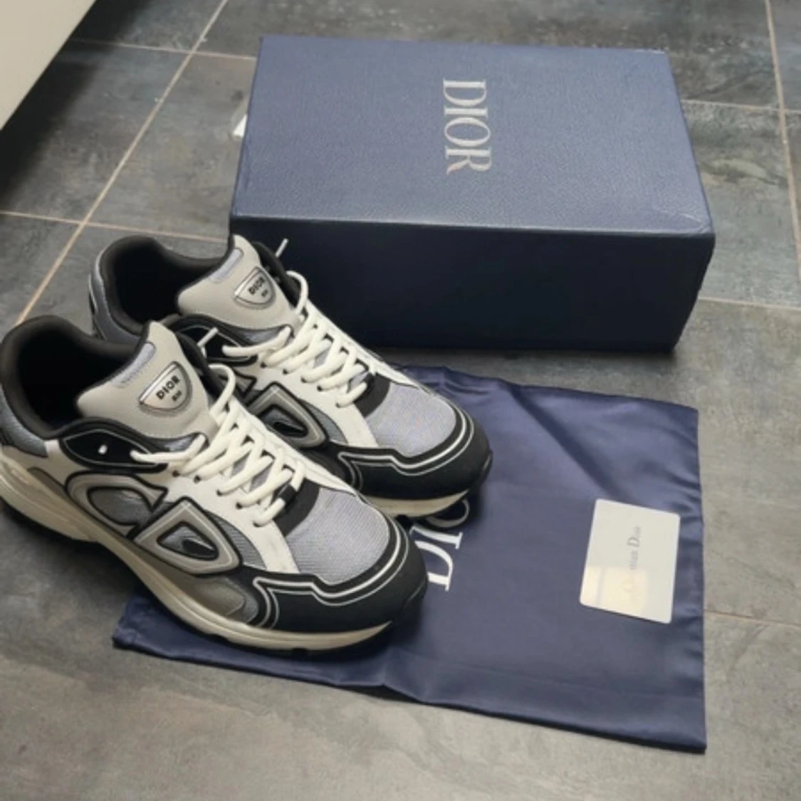 Dior sneakers i svart, grå och vit - 1