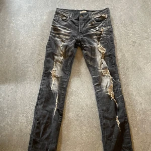GOA JEANS - A pair of distressed GOA jeans with a zipper flare and beautiful wash                      They are in super good condition and price can be discussed. Write if you have any questions and measurements can be measured