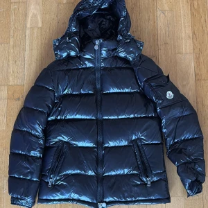 Moncler MAYA jacket  - Moncler MAYA jacka köpt från NK för 15 999kr. Användes förra vintern knappast mer än 7 gånger då jag hade Woolrich också. Skick: 9/10. Finns 2-3 pytte små hål som knappt syns. (Se bild 5). Säljer billigt då den inte passar mig längre och bara hänger i mitt rum. Moncler taggar finns kvar och medföljer. MÖTS UPP BILLIGARE I GÖTEBORG!