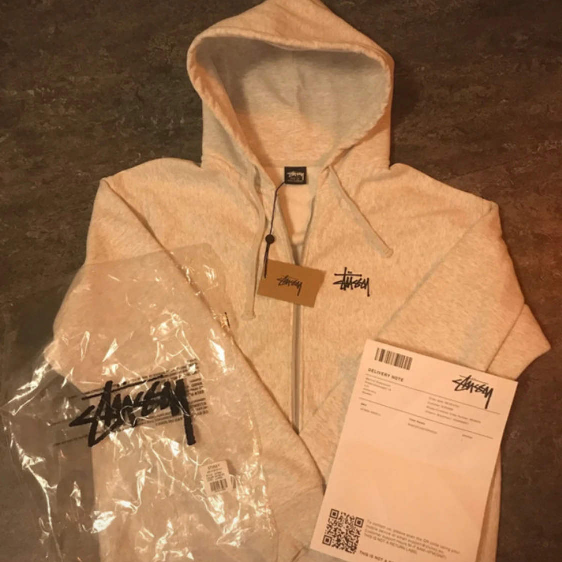Grå Stüssy hoodie