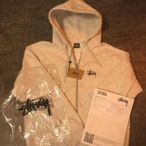 Grå Stüssy hoodie - Säljer en grå zip up stussy hoodie, köptes för 2k på deras hemsida säljer för 1200