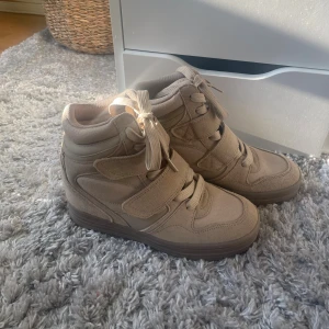 Beiga kilklack - Säljer ett par isabel marant liknande kilklack skor. De är använda fåtals gånger med inga defekter. Kan diskutera pris!💗