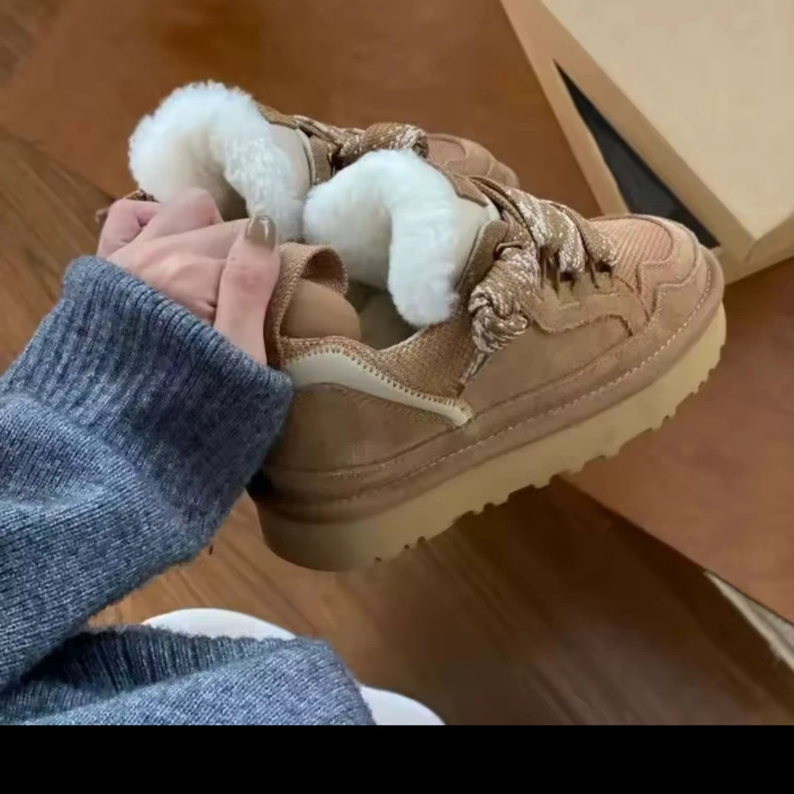 Beiga sneakers med foder och snörning - 2