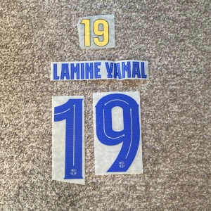  Barcelona Lamine Yamal tryckset - Lamine Yamal tryckset helt nytt för bra pris. Skriv om ni undrar något och skriv vad jag ska köpa in till butiken, kolla in shoppen också!