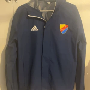 Djurgården jacka  - Säljer denna aldrig använda Djurgården vindjacka. Storlek S. 