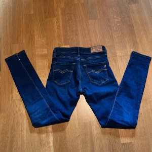 Mörk blå replay jeans - Säljer dessa replay jeans i fin mörkblå färg, priset är inte hugget i sten! Passar 146-152 men gränsen går nog på 155.  