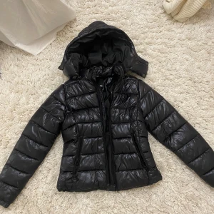 Svart pufferjacka - En jättefin svart glansig jacka från lager 157, använd sparsamt! Pris går att diskutera