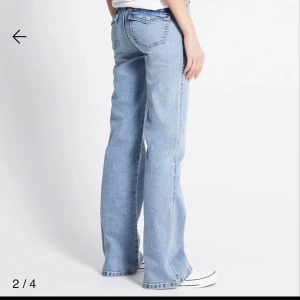 Ljusblå bootcut jeans - Säljer dessa blåa jeans med knappar där bak för ett väldigt bra pris!💕 Köpte för 400kr men säljer för 250,PRIS KAN DISKUTERAS!💕 aldrig använda de jag har 3 olika ljusblå jeans!💕