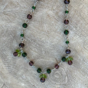 Halsband  - Björnbär inspirerat halsband av glaspärlor och rostfritt stål🪻🍓🫐