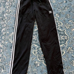 Adidas byxor  - Svarta adidas byxor🌟litet hål under midjebandet men det är inget som syns när man har på sig dem!💕