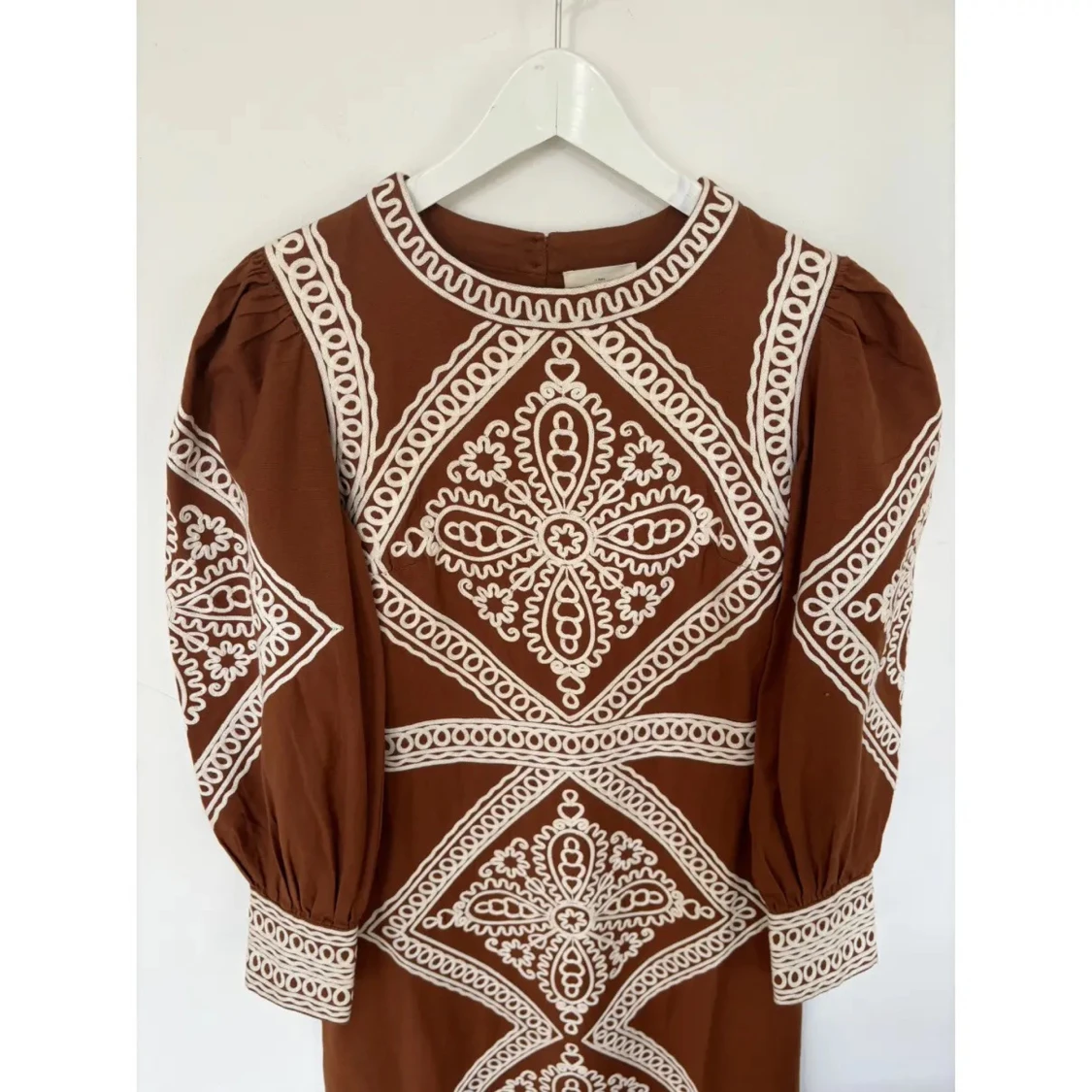 Embroidered dress från Sezane 