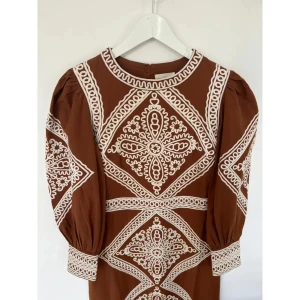Embroidered dress från Sezane  - Oanvänd. Strl 46. Jag mäter inte kläder.