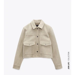 Beige jacka från Zara - Beige jacka från Zara bra i storlek och knappt använd säljer då den inte kommer till användning storlek s