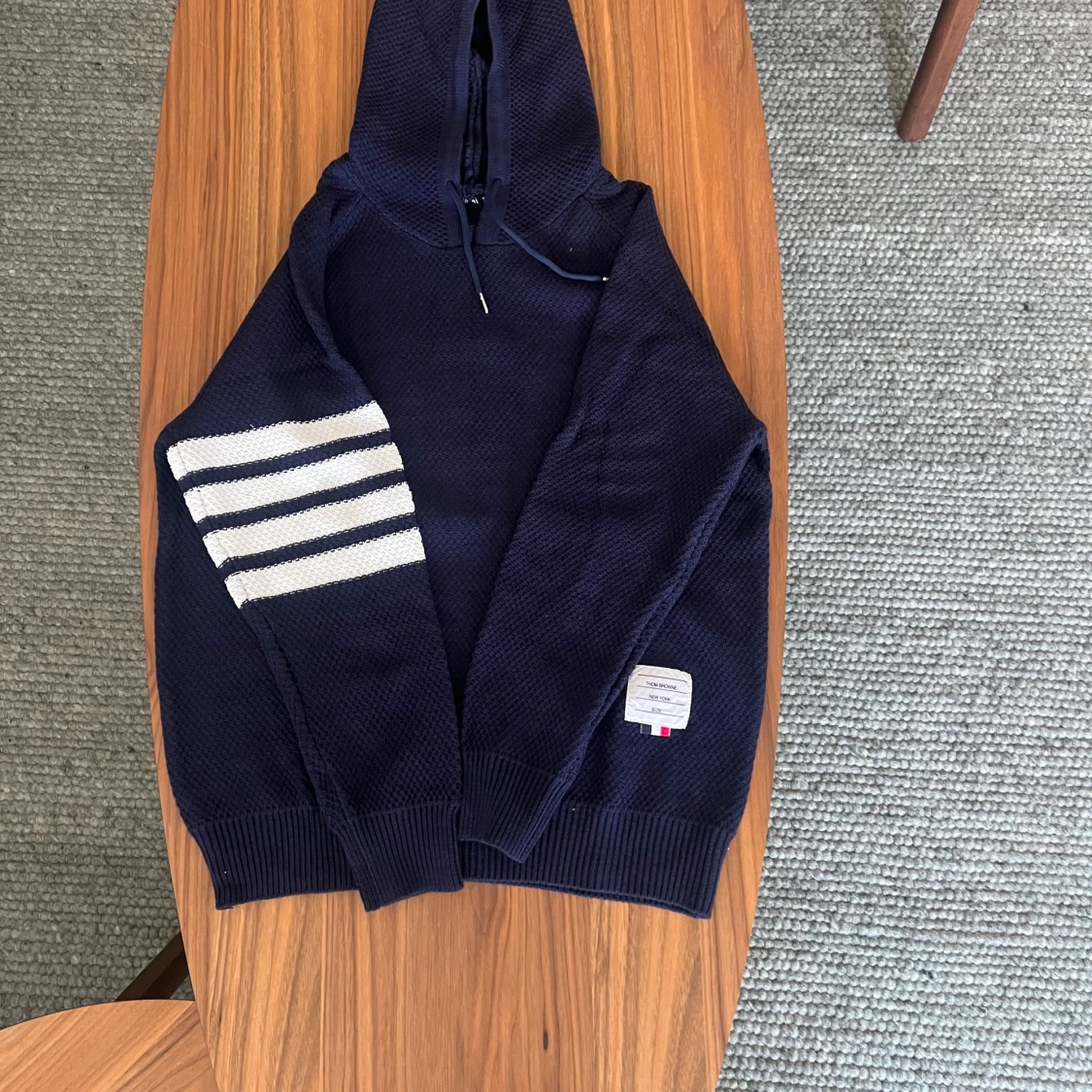 Mörkblå hoodie med vita ränder