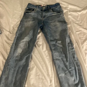 Levi's Loose Taper jeans ljusblå - Ljusblå jeans från Levi's i modellen Loose Taper. Klassisk femficksdesign, raka ben med avsmalnande passform och normal midja. Jeansen är tillverkade i slitstarkt denim med snygga kontrastsömmar och Levi's ikoniska läderpatch bak.