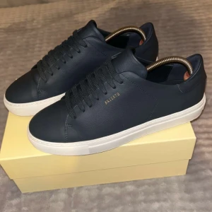 Axel Arigato Skor - Stilrena Axel Arigatos i storlek 41, passar större. Marinblåa, vit sula. Jättefint skick, allt OG medföljer, box, dustbag, skoblock, kvitto. ✅ NYPRIS:2600 ❗️