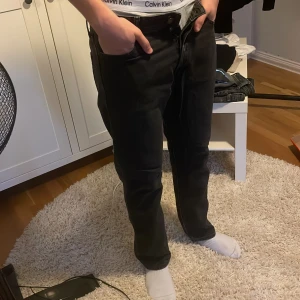 Svarta jeans från J&J - Ett par snygga svarta jeans från J&J i modellen Chris. Säljs för de inte passar längre runt midjan. Skriv för frågor