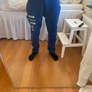 Blå Hoodrich mjukisbyxor med tryck - Säljer mina hoodrich byxor i bra skick! Säljer pga att jag inte använder de längre. (Jag är 172) nypris 799