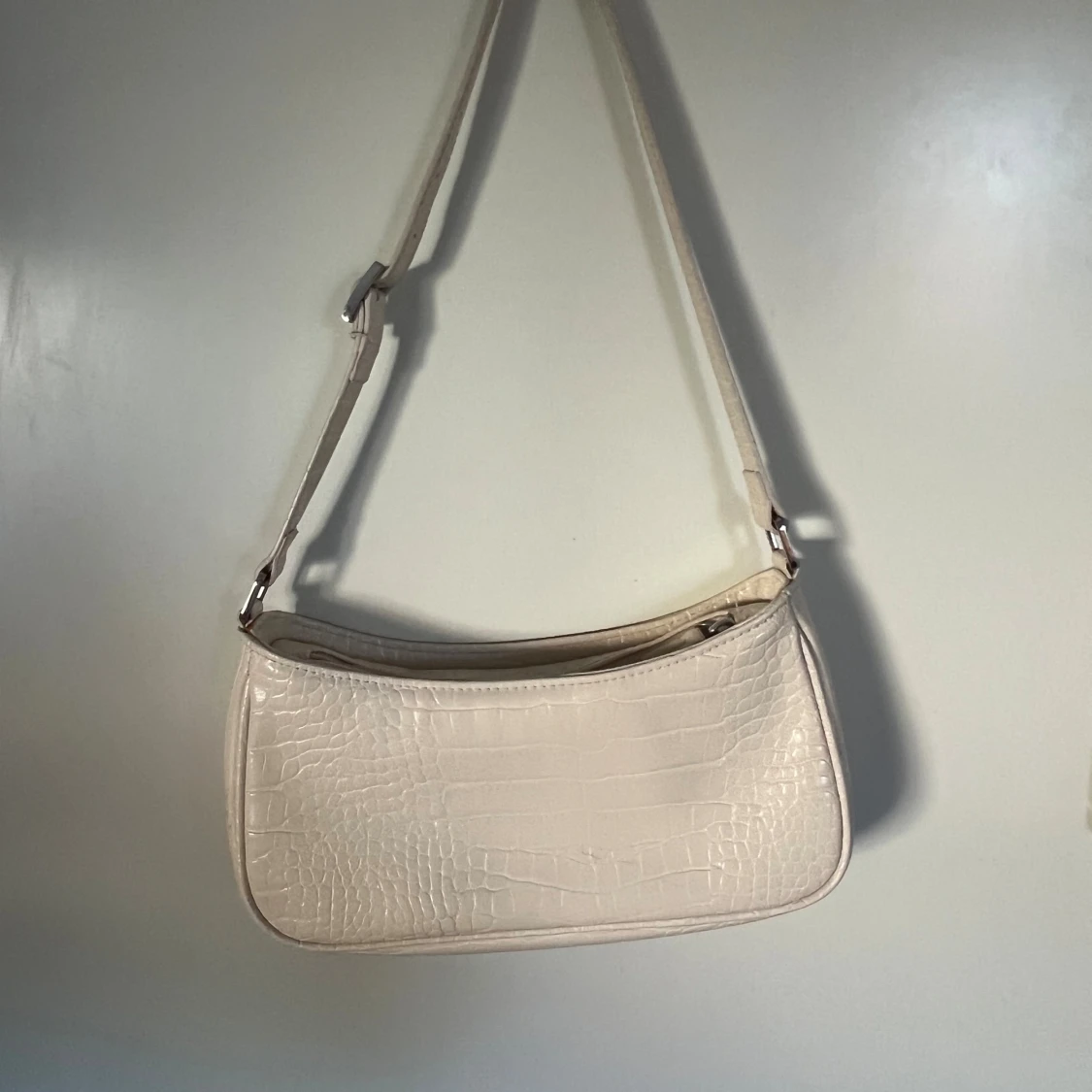 Beige axelväska i krokopräglat syntet - 1