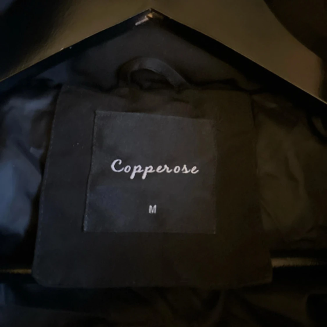 Svart pufferjacka med fuskpäls Copperose - 1