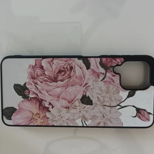 Bjornberry Blommigt Skal till samsung - Elegant mobilskal från Bjornberry med vackert blommönster i rosa och vitt. Skalet är i mycket gott skick utan synligt slitage och skyddar din samsung effektivt. Perfekt för dig som vill kombinera stil och skydd. Passar utmärkt som present eller för att förnya din mobil. Samsung galaxy a22 5g 