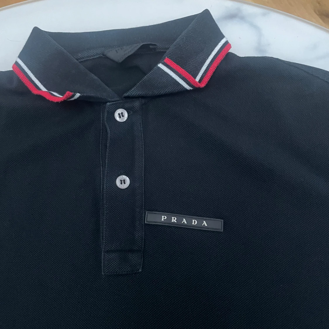 Svart Prada pikétröja med röd/vit kant - 1
