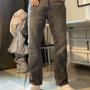 Grå straight jeans från Weekday - Säljer ett par gråa jeans från Weekday i modellen straight.  W32, L32