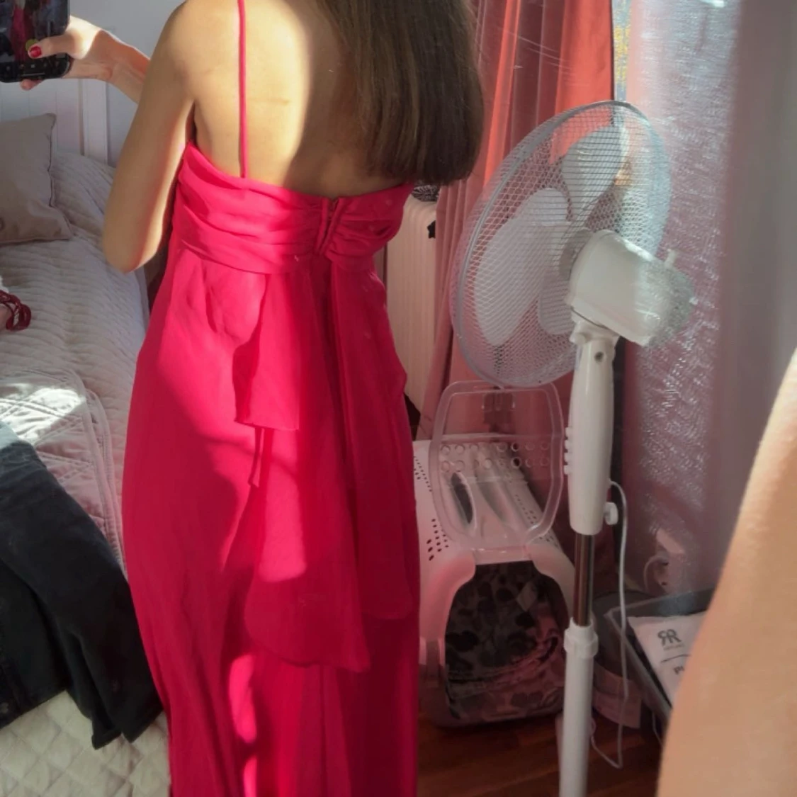 Lång rosa klänning med smala axelband - 4