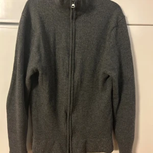 Grå merinoullskofta från These Glory Days - Mysig grå kofta i merinoull från These Glory Days. Storlek S men passar bättre som xs så är du lite kortare än 177 så passar den perfekt. Hade inte sålt den om den var för liten. Ny pris 1599. Skriv vid frågor eller funderingar 