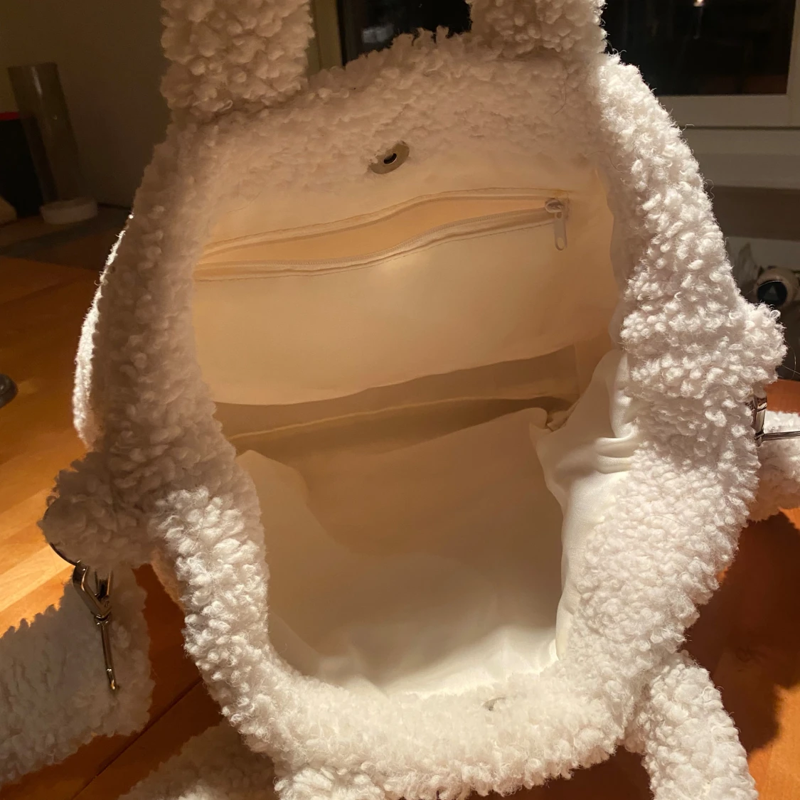 Vit fluffig axelväska i teddy - 1