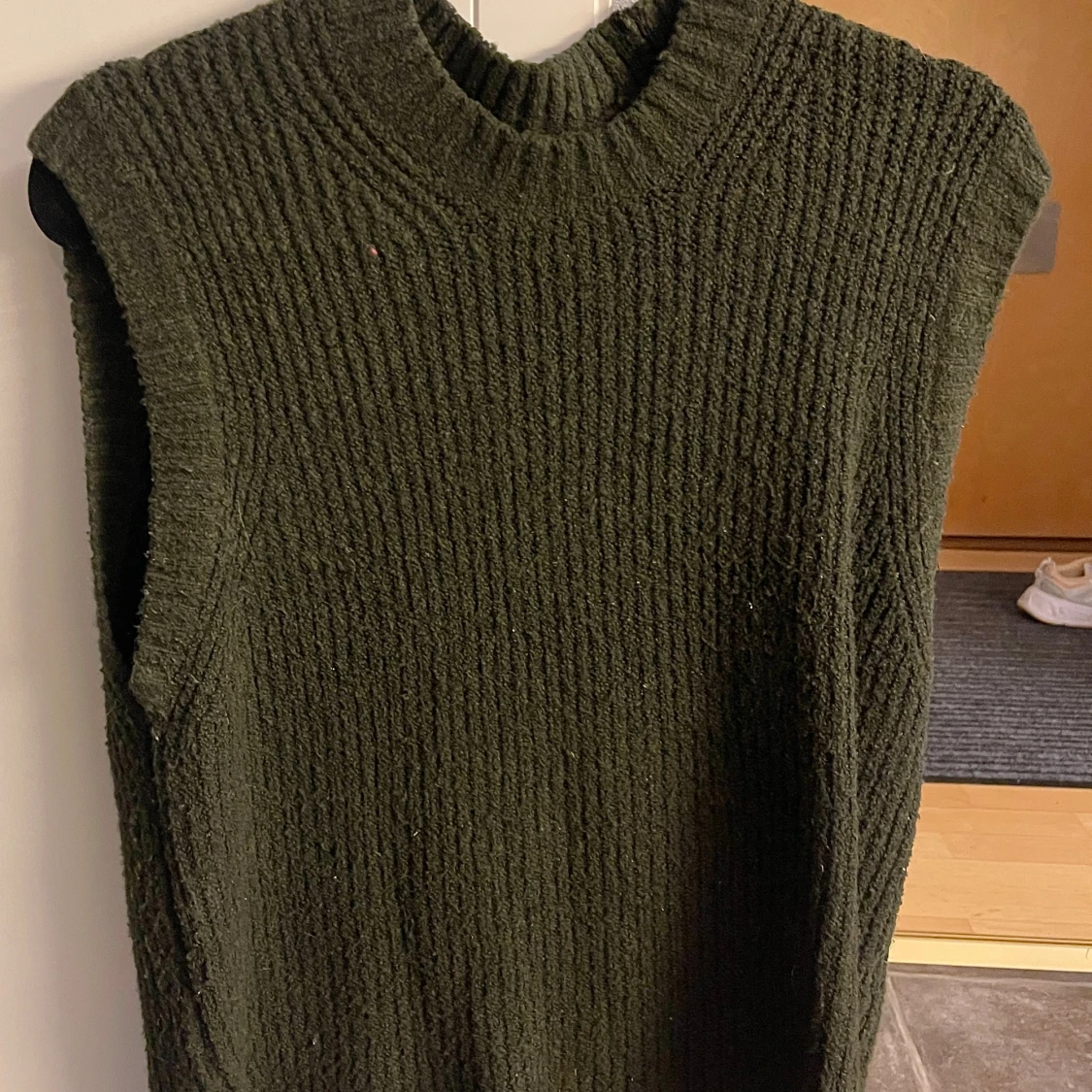 Mörkgrön stickad väst från Stories
