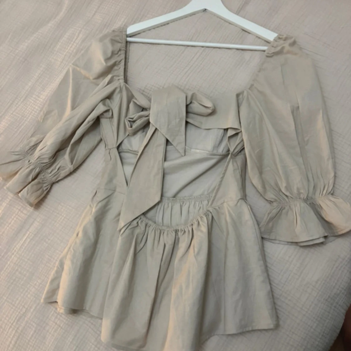 Beige blus med puffärmar och rosett - 1