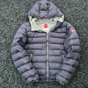 Colmar jacka  navy 16y - Size 16y/172cm! Fits 170-178! Passar både kille o tjej! Skick 8/10 någon mindre reva förekommer. Hör av dig vid minsta fundering 🤩