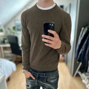 100% Kashmir Stenströms tröja - Bra skick, två hål, be om bild. Annars mycket bra skick. Storlek S passar dig som är mellan 178-188cm. Nypris ca 3000kr. Modellen är 185 cm, 79 kg. Skriv för mer information!🤝