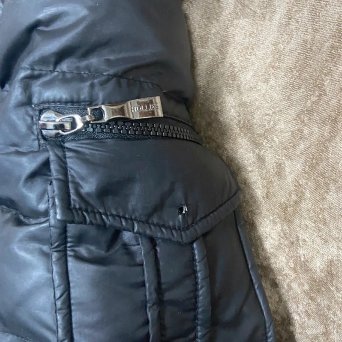 Svart dunjacka med fuskpäls från Hollies - 4