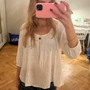 Vit blus - Så sött vit blus 💗 Pris kan diskuteras vid snabb affär!!