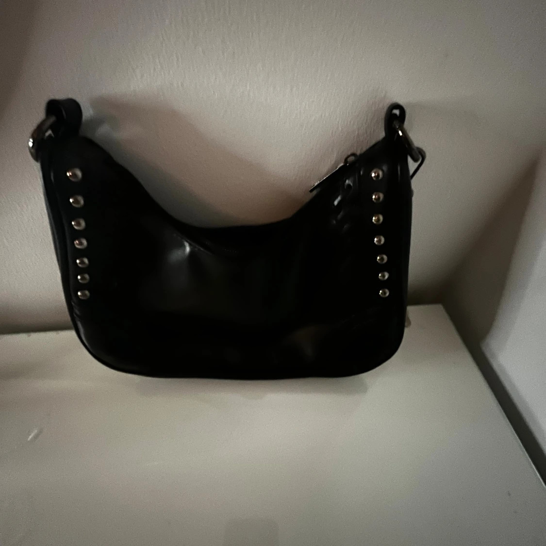 Svart axelväska med kedja och nitar - 1